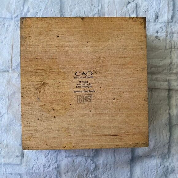 La Traviata wooden cigar box collectible with latch closure 8x8 - Picture 8 of 11